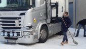 АКТИВАН “ОДМОР”: Арно Гујон морао лопатом да одблокира божићни конвој за КиМ