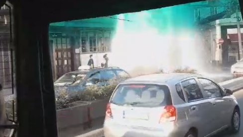 ГЕЈЗИР НА ВРАЧАРУ: Пукао хидрант у Макензијевој улици (ВИДЕО)