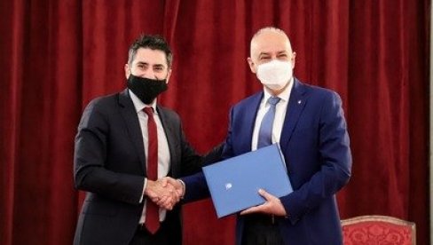 ČETIRI ZGRADE ENERGETSKI EFIKASNE: Gradionačelnik potpisao ugovro sa direktorom EBRD