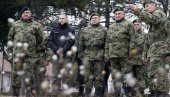 VOJSKA ĆE NASTAVITI DA SE MODERNIZUJE: Stefanović sa pripadnicima 1. brigade KoV u Sremskoj Mitrovici