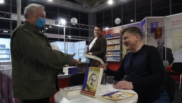 ПУПИН МЕЂУ ЗВЕЗДАМА: Радослав Павловић на штанду Новости на Сајму потписивао нову књигу