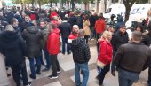 RAZIŠLI SE BEZ DOGOVORA: Radnici KAP satima čekali ispred Vlade Crne Gore