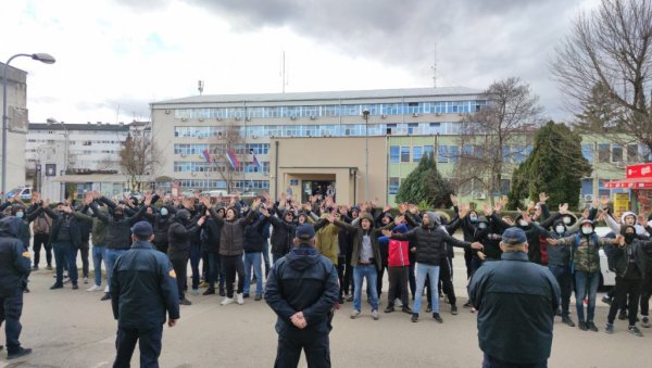 НАВИЈАЧИ ФК БОРАЦ ПРОШЛИ КРОЗ ЦЕНТАР БАЊАЛУКЕ: Окупили се испред Окружног суда - траже правду за Савановића (ФОТО/ВИДЕО)