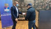 RASELJENIMA PO 20.000 DINARA: Opština Rakovica podelila jednokratnu pomoć