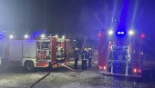 PLAMEN BUKNUO U DRVENIM BARAKAMA: Požar na Novom Beogradu, urušio se deo krova, vatrogaci sprečili širenje vatre (FOTO)