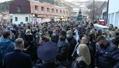 HILJADE LJUDI PROTESTOVALO U ŠTRPCU: Građana pružili podršku uhapšenima i njigovim porodicama, okupljenima se obratio predsednik opštine (FOTO)