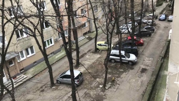 НЕ ПАРКИРАЈ, ЗВАЋУ ДЕЦУ: Београђани се на разне начине боре против возила испред својих домова (ФОТО)