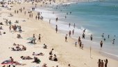 BOŽIĆ U SIDNEJU: LJudi uživaju na plaži - surfuje se i pliva sa kapicom Deda Mraza (FOTO)