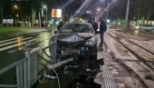 BIZARAN UDES U BEOGRADU: Stradao semafor, automobil teško oštećen (FOTO)