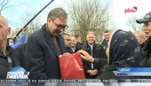 LEP POKLON ZA PREDSEDNIKA: Baka darivala Vučiću vunene čarape i rakiju (FOTO)