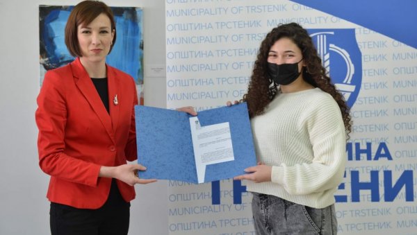 АМБАСАДОРИ СВОЈЕ ОПШТИНЕ Уручене новчане награде најбољим ђацима и студентима из Трстеника