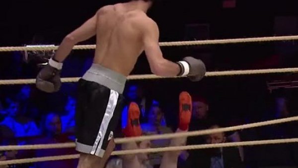 УКЛЕТИ РИНГ: Двојица боксера повређена на невероватан начин (ВИДЕО)