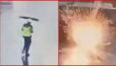 GROM UDARIO ČOVEKA: Šetao sa kišobranom, usledila eksplozija i kiša varnica - strašan snimak iz DŽakarte (VIDEO)