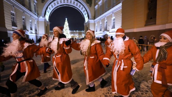 ПРАЗНИЧНА МАГИЈА У РУСИЈИ: Деда мразови се тркали у Санкт Петербургу на минус 16 (ФОТО)