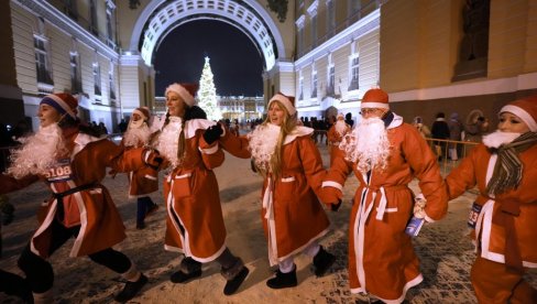 PRAZNIČNA MAGIJA U RUSIJI: Deda mrazovi se trkali u Sankt Peterburgu na minus 16 (FOTO)