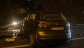 PRVE FOTOGRAFIJE NESREĆE U NOVOM PAZARU: Prednji deo automobila smrskan, drugo vozilo sletelo sa puta (FOTO)