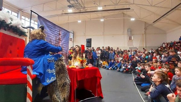 ПОДЕЛИЛИ 1.200 ПАКЕТИЋА: Општина Алибунар приредила празнични спектакл за најмађе суграђане