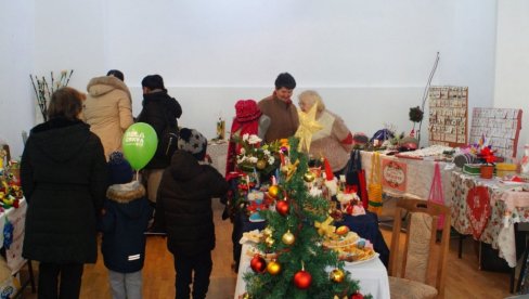 ПРОДАЈУ КОЛАЧЕ ЗА ПОМОЋ УГРОЖЕНИМА: Хуманост на новогодишњем базару у Белој Цркви