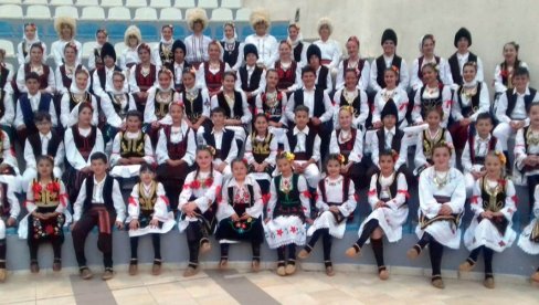 SVETOSAVSKI KONCERT OGRLICE OD BISERA: Tradicionalne narodne pesme na sceni KC Čukarica
