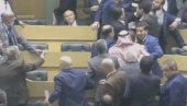 SEVALE PESNICE U PARLAMENTU: Potukli se poslanici u Jordanu (VIDEO)