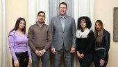 BUDUĆI AKADEMCI KOD GRADONAČELNIKA: Grad Šabac uručio novčanu pomoć mladim Romima - studentima
