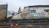 ПОЧЕЛО РУШЕЊЕ БИВШЕ ФАБРИКЕ ИМПА: Уклања се зид напуштеног објекта у Милана Узелца (ФОТО)