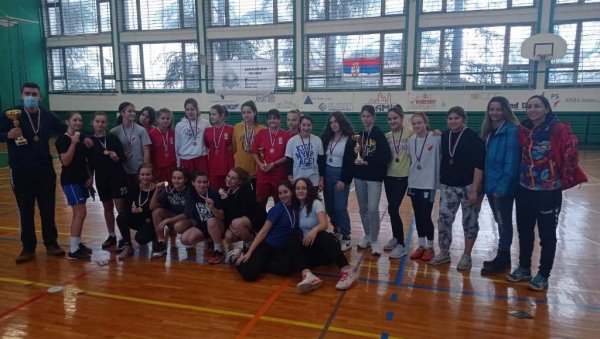 ТАКМИЧЕЊЕ ЧУКАРИЧКИХ ОСНАВАЦА  У ФУТСАЛУ: Најбољи ђаци школа Душко Радовић и Бранко Радичевић