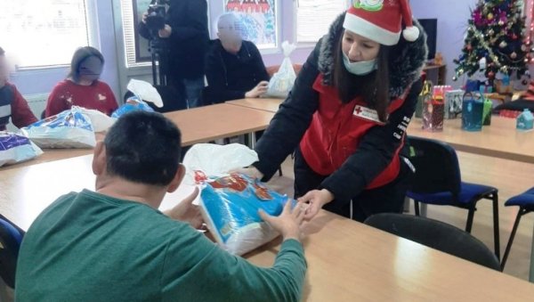 СЛАТКИШИ, ИГРАЧКЕ, ГАРДЕРОБА: Црвени крст Параћин почео поделу празничних пакетића