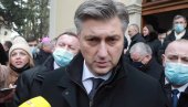 ANDREJ PLENKOVIĆ DOBIO ŠTA JE ZASLUŽIO: Premijer Hrvatske gađan grudvom i izviždan na Baniji - Hoćemo obnovu!