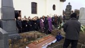 POSLEDNJE ZBOGOM GROFICI IZ SOMBORA: Čuvena manekenka Tamara Bakić sahranjena na groblju u rodnom gradu
