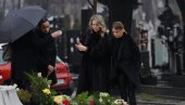 СУЗЕ И ЈЕЦАЈИ У АЛЕЈИ: Помен на Новом гробљу поводом 40 дана од смрти Мериме Његомир (ФОТО)