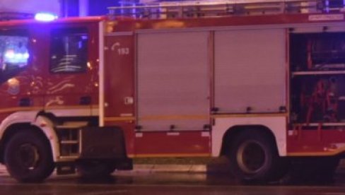 INCIDENT U USTANIČKOJ: Auto se zapalio tokom vožnje, vatrogasci srećom brzo reagovali