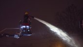 VATROGASCI SE BORE SA VATRENOM STIHIJOM: Lokalizovan požar na Novom Beogradu, plamen zahvatio tri objekta, povređeno troje zaposlenih