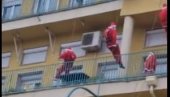 SLIKA KOJA JE OBIŠLA SRBIJU: Deda Mrazevi doneli paketiće deci u Tiršovoj  (FOTO/VIDEO)