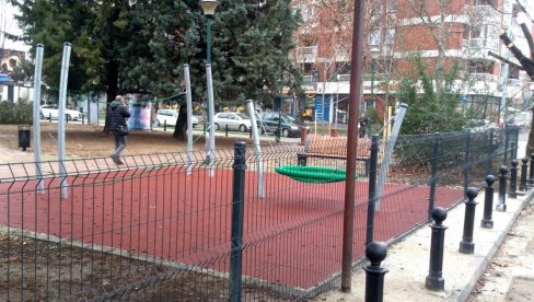 U SUNČANOM PARKU U POŽAREVCU: Obnovljeno i ograđeno dečje igralište