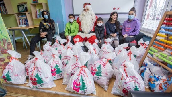 МЕРИДИАН И ДЕДА МРАЗ ПОСЕТИЛИ НАЈМЛАЂЕ: Малишани у Београду и Бањи Ковиљачи обрадовани новогодишњим поклонима