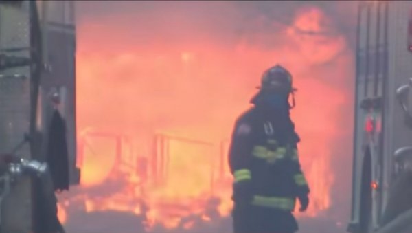 ВЕЛИКИ ПОЖАР НА ЗАПАДУ АМЕРИКЕ: Изгореле стотине кућа, евакуисане десетине хиљада људи (ФОТО/ ВИДЕО)
