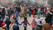 PRAZNIČNO RASPOLOŽENJE U SMEDEREVU: Mališani proslavljaju dolazak Nove godine, ukrašavaju jelku i dele bombone prolaznicima (FOTO)