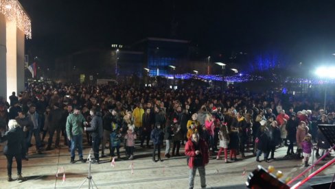 PIROĆANCI DOČEKALI NOVU 2022. NA GRADSKOM TRGU: Više stotina građana uživalo u koncertu i vatrometu