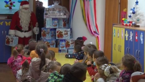 PAKETIĆI OBRADOVALI MALIŠANE: Deca iz Prilužja kod Vučitrna dobila poklone od predsednika Vučića (VIDEO)