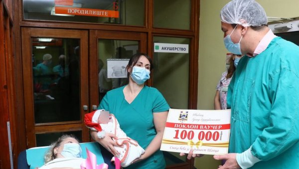 ДАРОВИ ОД ГРАДОНАЧЕЛНИКА: Даница, прва шабачка беба у овој години
