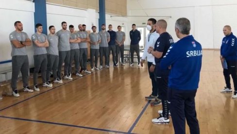 U 2022. ULAZIMO ŽELJNI NOVIH POBEDA: Ministar Udovičić iznenadio najbolje rukometaše na treningu (FOTO/VIDEO)