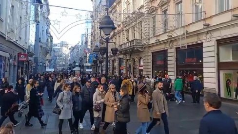 KRCATO U KNEZ MIHAILOVOJ: Lepo vreme i praznični odmori izmamili Beograđane u šetnju (VIDEO)