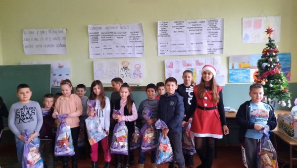 ПРАЗНИЧНА РАДОСТ ЗА НАЈМЛАЂЕ: У селу Међашима код Бијељине подељени пакетићи свим малишанима (ФОТО)