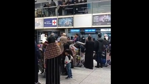 ХАОС ЗБОГ МАГЛЕ И ЗАГАЂЕЊА: Отказани скоро сви летови из Сарајева, аеродром пун породица са децом (ВИДЕО)