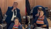 SRPKINJA JE MENE MAJKA RODILA: Dodik sa majkom zapevao čuvenu pesmu (VIDEO)