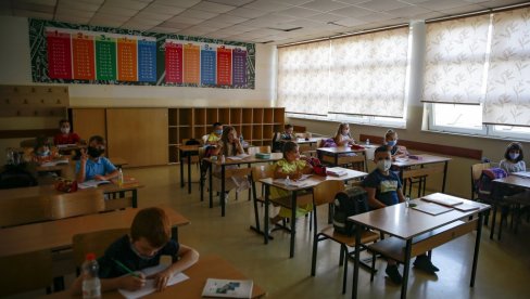 НАДОКНАДА ЧАСОВА НА ШКОЛАМА: Министар просвете најавио нове пројекте у школству и улагања