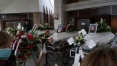 TRI BELA KOVČEGA ZA ŽRTVE STRAVIČNOG ZLOČINA: Muk na groblju u Somboru - Anastasija, Anabela i Mirjana sahranjene bez opela