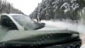 TRENUTAK ŽESTOKOG SUDARA NA AUTO-PUTU: Vozilo mu preprečilo put, zabio se u njega - snimak nesreće u Rusiji (VIDEO)