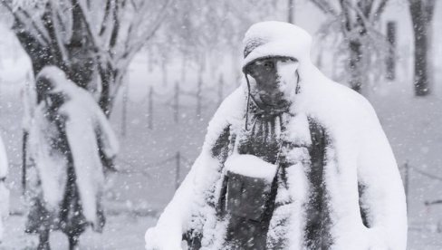 ЛЕДЕНА ОЛУЈА У АМЕРИЦИ: Пола милиона људи без струје, службе се затварају због снега (ФОТО)